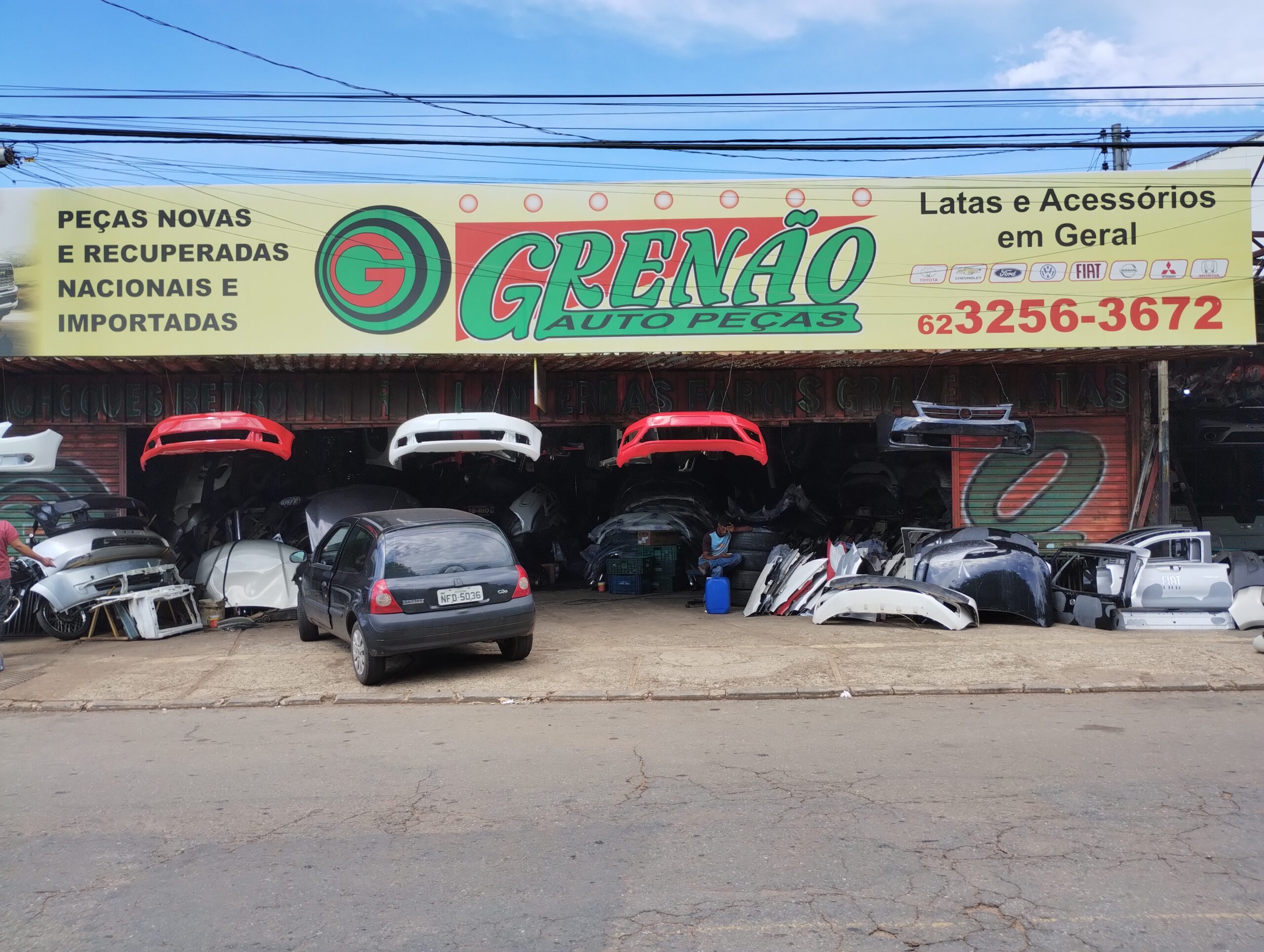 Grenão Vila Canaã em Goiânia - Lataria - paralama - Capu - portas de carro - grade de para-choque - painel frontal de carros - faróis -